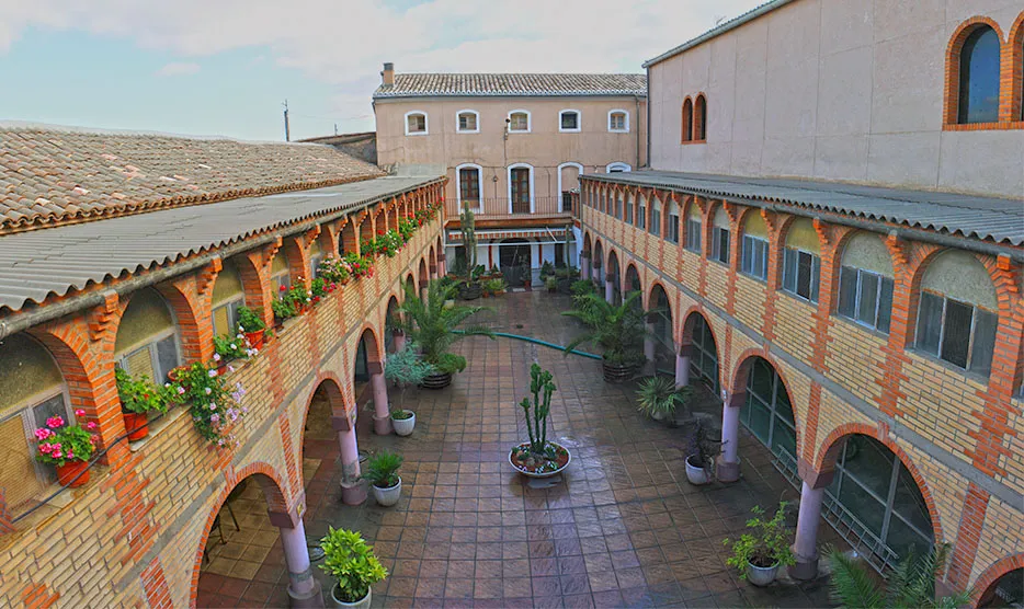 Patio interior de Bodegas Jaime con arcos y color